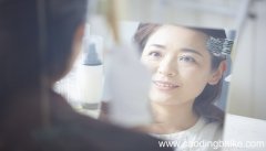 梦见自己染头发是什么意思 梦见自己染头发有什么预兆