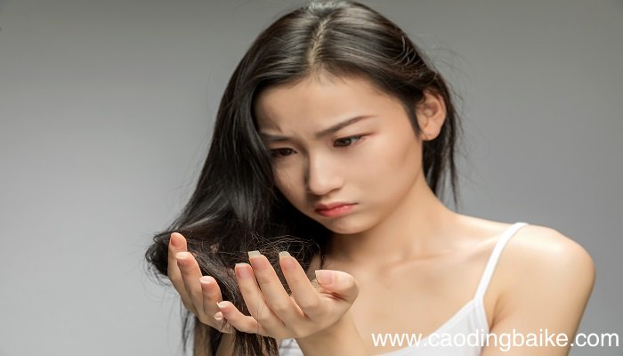 梦见自己头发掉了一大块是什么意思 梦见自己头发掉了一大块有什么预兆
