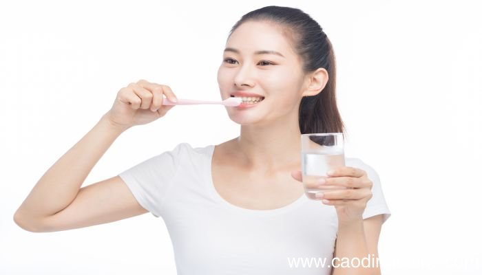 梦见自己刷牙满口泡沫是什么意思 梦见自己刷牙满口泡沫有什么预兆