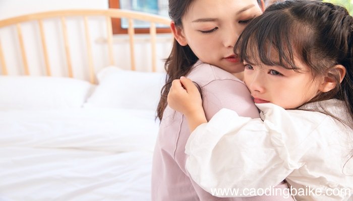 女人梦见抱别人的小孩是什么意思 女人梦见抱别人的小孩有什么预兆