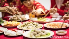 女人梦到好多人在吃饭是什么意思 女人梦到好多人在吃饭有什么
