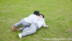 女人梦见摔跤又爬起来什么意思 女人梦见摔跤又爬起来什么预兆