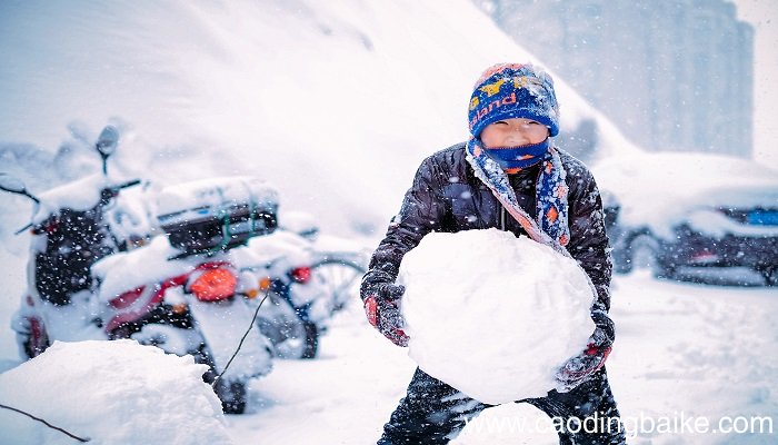 女人梦见大雪纷飞是什么意思 女人梦见大雪纷飞有什么预兆