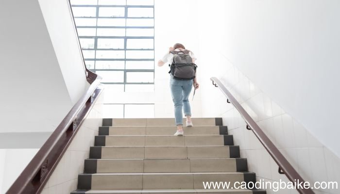女人梦见上楼梯是什么意思 女人梦见上楼梯有什么预兆