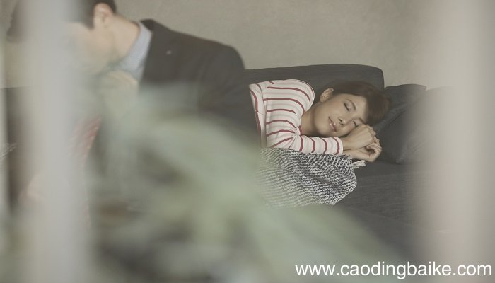 女人梦见坐在飞机上飞是什么意思 女人梦见坐在飞机上飞有什么预兆