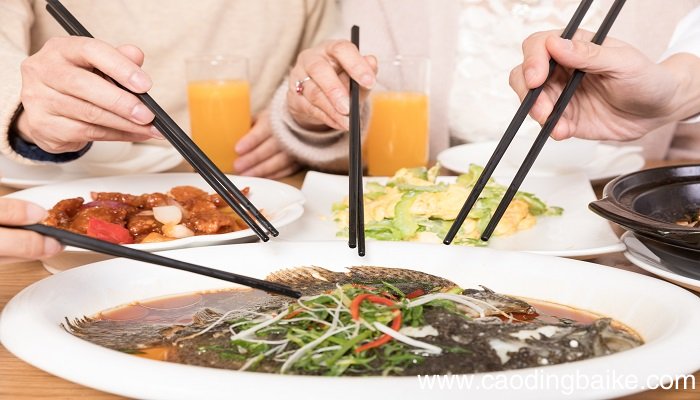 女人梦见在别人家吃饭是什么意思 女人梦见在别人家吃饭有什么预兆