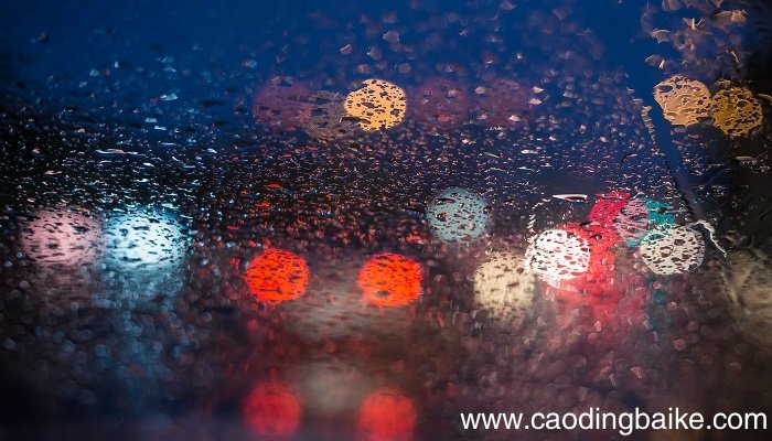 女人梦见屋外下大雨什么意思 女人梦见屋外下大雨什么预兆