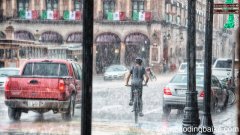 梦到下大雨是什么意思