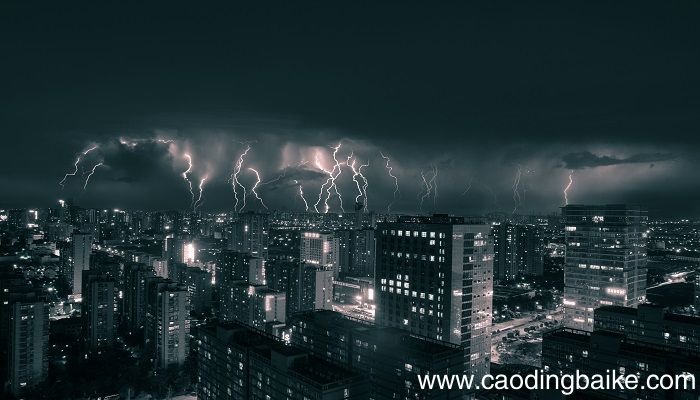 梦见打雷闪电下大雨什么意思 梦见打雷闪电下大雨预示什么