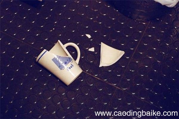 梦见杯子掉在地上水撒了一地是什么意思 梦见杯子掉在地上水撒了一地有什么预兆