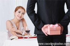 梦见男人送礼物是什么意思 梦见男人送礼物有什么预兆