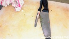 梦见被刀刺入是什么意思 梦见被刀刺入有什么预兆