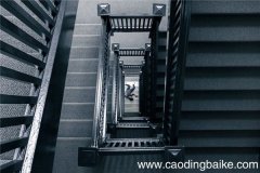 梦见掉下楼是什么意思 梦见掉下楼有什么预兆