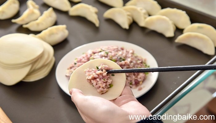梦见擀饺子皮是什么意思 梦见擀饺子皮有什么预兆