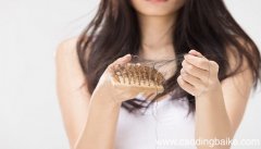 梦见自己掉头发是什么意思 梦见自己掉头发有什么预兆
