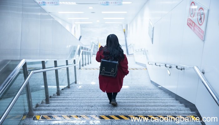 梦见乘电梯是什么意思 梦见乘电梯是什么预兆