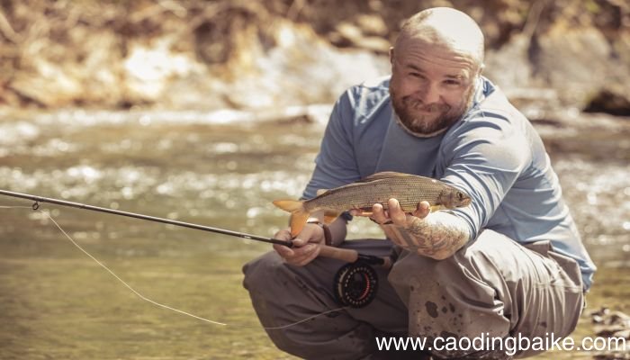 梦见自己在河里抓鱼是什么意思 梦见自己在河里抓鱼是什么预兆