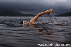 梦见在大海里游泳是什么意思 梦见在大海里游泳有什么预兆