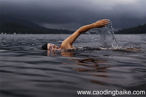 梦见在大海里游泳是什么意思 梦见在大海里游泳有什么预兆