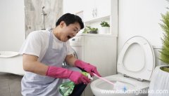 梦见刷马桶是什么意思 梦见刷马桶有什么预兆
