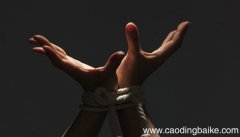 梦见手铐 戴手铐是什么意思 梦见手铐 戴手铐有什么预兆