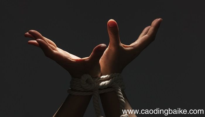 梦见手铐 戴手铐是什么意思 梦见手铐 戴手铐有什么预兆