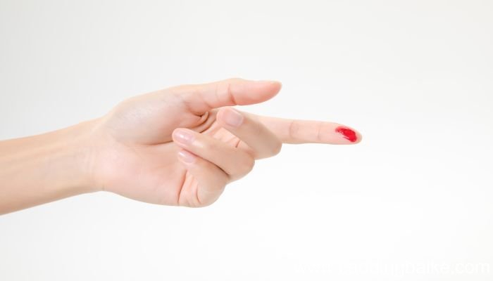 梦见手上扎刺是什么意思 梦见手上扎刺预示着什么