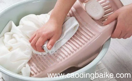 为什么夏天出汗衣服上都是馊味 衣服汗味重是什么原因