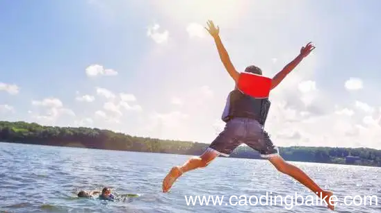 三伏天13点趴在地上晒背好吗 三伏天下午一点晒太阳好吗