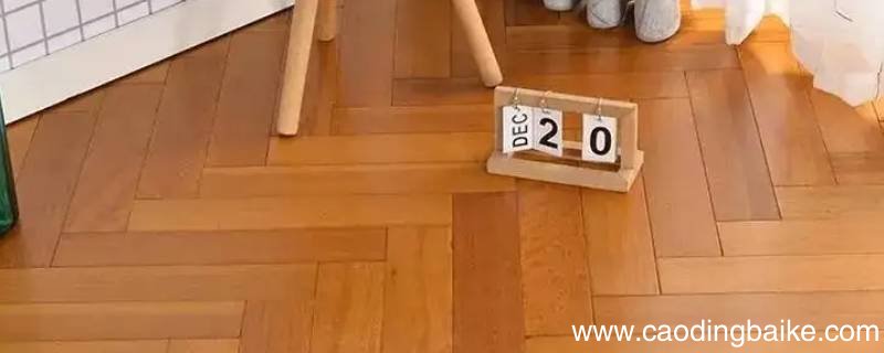 木地板下面铺的灰色面子是什么