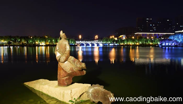 李白醉酒后在哪里刻过一句诗 李白在哪里刻过一句诗