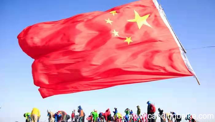 生在红旗下长在春风里出自哪里我们生在红旗下长在春风里出自哪里