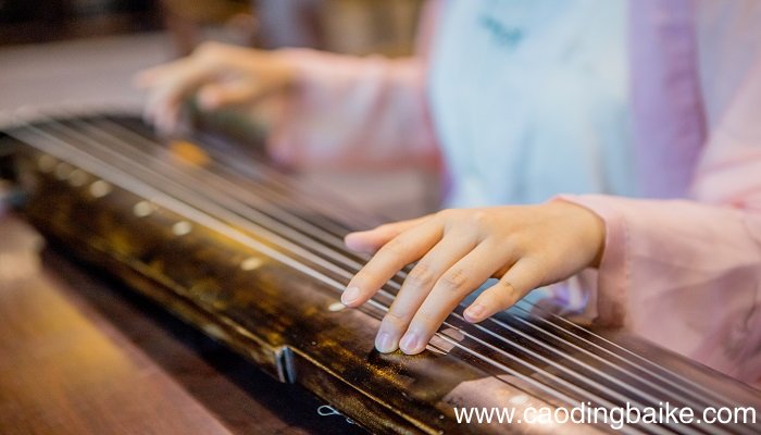 六年级上册伯牙鼓琴的翻译 六年级上册伯牙鼓琴的翻译是什么