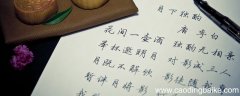 乱花渐欲迷人眼描写的是什么季节 乱花渐欲迷人眼是哪个季节