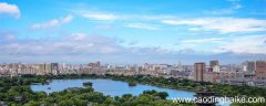 四面桃花三面柳,一城山色半城湖写的哪个城市 一城山色半城湖