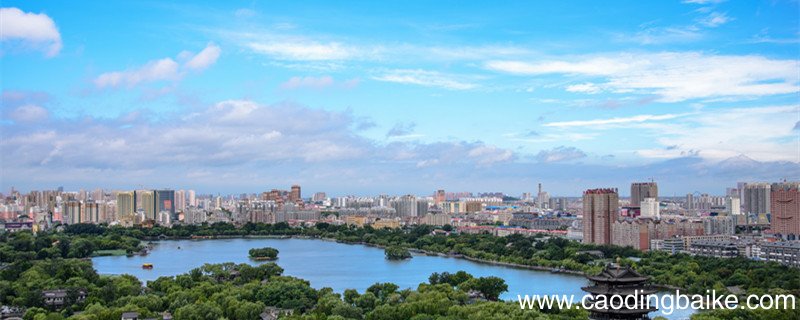 四面桃花三面柳,一城山色半城湖写的哪个城市 一城山色半城湖.是哪个城市