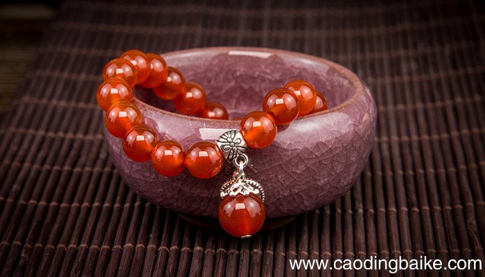 冰红玛瑙和南红的区别 冰红玛瑙和南红的区别在哪儿