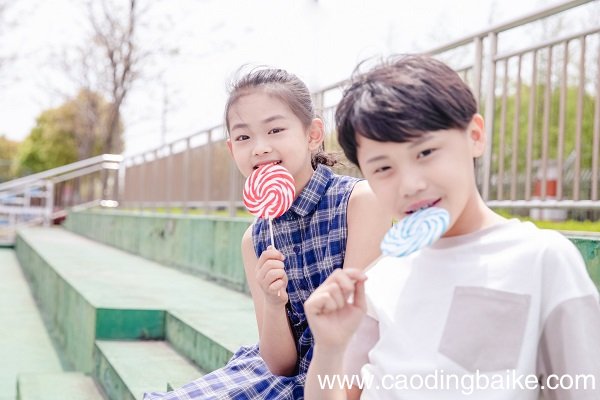 孩子被小伙伴排挤怎么办 如何开导被排挤的孩子