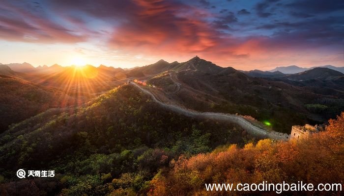 莫道桑榆晚为霞尚满天表达了什么 莫道桑榆晚为霞霜满天的意思