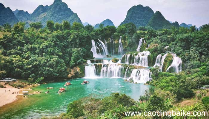 飞流直下三千尺描写的是哪里的景色飞流直下三千尺描写哪里的景色