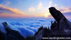 泰山压顶而面不改色下句是什么 泰山压顶而面不改色下句是啥