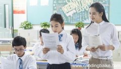 在太空中生活,是不是很有趣?改为陈述句 如何将在太空中生活