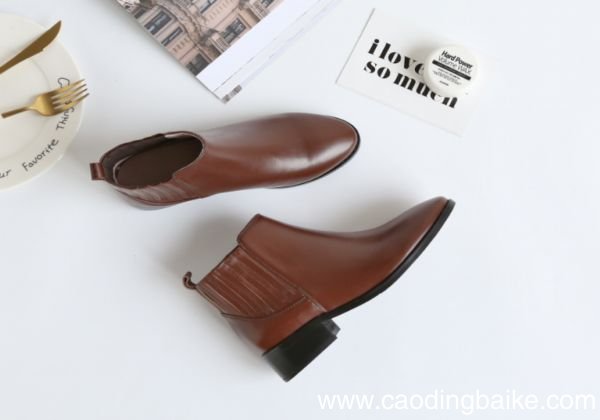 卡其色裤子配什么鞋子 卡其色裤子如何搭鞋子