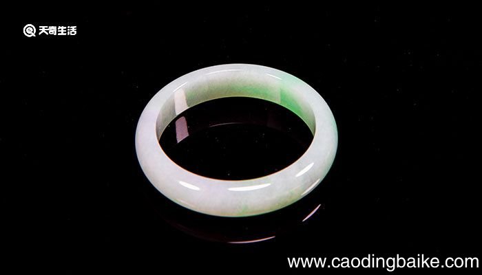 翡翠和玉髓的区别在哪里 翡翠和玉髓的区别