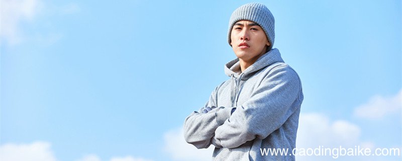 短款卫衣怎么搭配裤子 短款卫衣该要怎么搭配裤子