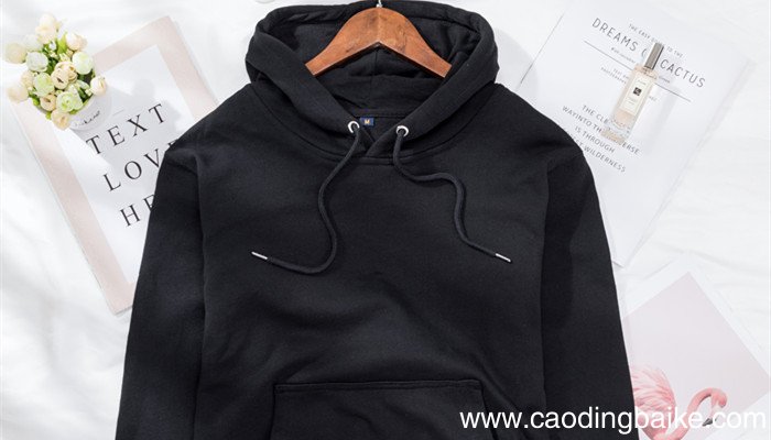 短款卫衣怎么搭配裤子 短款卫衣该要怎么搭配裤子