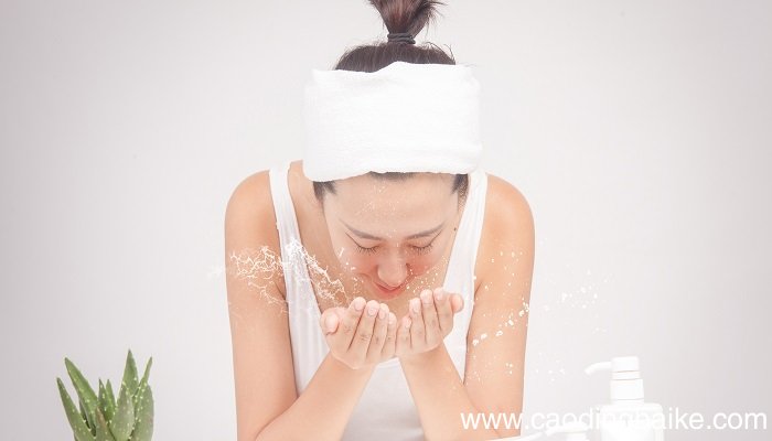 油皮如何控制出油问题 油皮用什么水乳