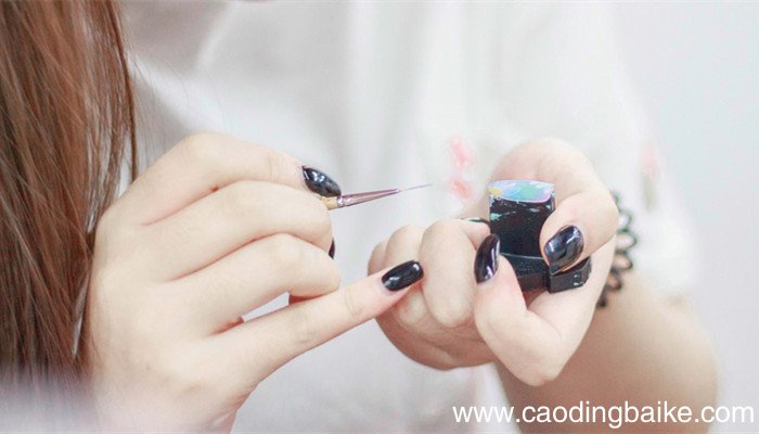 甲油胶没有烤灯怎样干 甲油胶不用烤灯怎么干