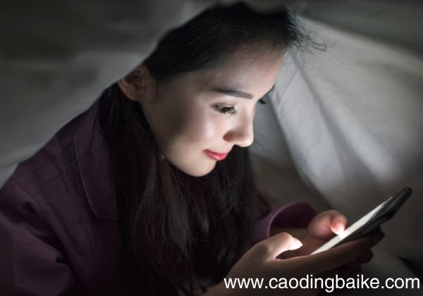 额头上长粉刺是什么原因 额头上为什么会长粉刺