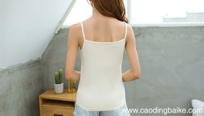 红色吊带搭配什么颜色开衫 红色吊带连衣裙的搭配